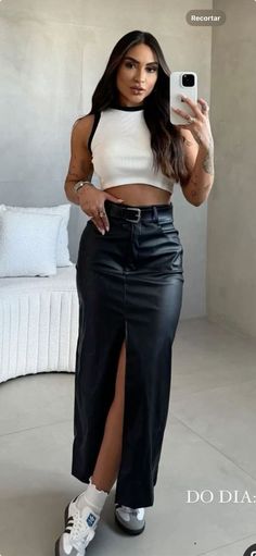 Leather Skirt With Sneakers, Maxi Leather Skirt, Skirt With Sneakers, Skirts With Sneakers, Adidas Samba Outfit, Samba Outfit, Sneakers Outfit, Outfits Casuales, Casual Fits