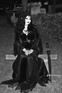 Og Goth Outfits, Vampire Goth Women, Trad Goth Women, Black And White Goth Outfit, Ethereal Goth Outfit, Goth Victorian Outfits, Black Trad Goth, Trad Goth Clothes, Rave Halloween Outfits