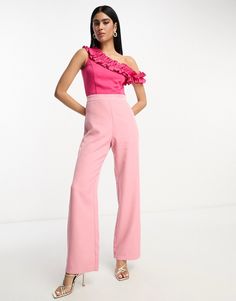 Monos largos y cortos de In The Style No necesitas un vestido para impresionar Estilo asimétrico Ribete con volantes Cierre con cremallera en la espalda Pernera de corte recto Corte estándar One Shoulder Jumpsuit, Pink Jumpsuit, Inspirational Celebrities, Shoulder Design, Pink Fashion, Ruffle Trim, Playsuit Jumpsuit, No Frills, Women Empowerment