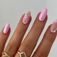 Nails With One Nail Design, Nail Design Mermaid, Cute Mermaid Nails, Pink And Blue Beach Nails, Nails Inspo With Design, Nails For Bahamas Vacation, Beach Theme Nails Designs Summer, Summer Shell Nails, Pink And Pearl Nails