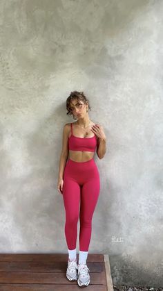 Compre online: www.femshop.online Red Workout Outfit, Red Workout Set, Adrette Outfits, Gym Crush, Cute Outfits With Leggings, Outfit Gym