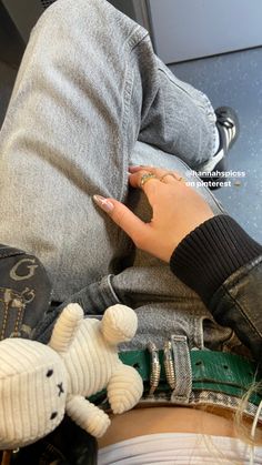 Outfit details and accessoiries inspo Grey baggy jeans guess bag jewellery inspiration Grey Baggy Jeans, Guess Bag, Jewellery Inspiration, Guess Bags, Fitness Lifestyle, Baggy Jeans, Outfit Details, Jewelry Inspiration, Fall Outfits