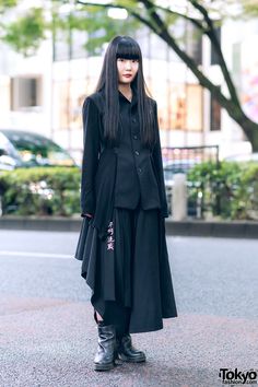 Yohji Yamamoto Street Style, Japanese Minimalist Fashion, Japanese Student, Draped Jacket, Minimalist Monochrome, Japanese Fashion Designers, Minimalist Street Style, Monochrome Style