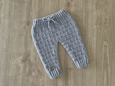 a crochet baby pants pattern with the words, click here to see it