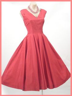 Blue Velvet Vintage Authentic Vintage Clothing 50 s Anne Fogarty Red New Look Full Skirt Party Dress XS - Stylehive Vintage Dresses 30s, Fancy Cocktail Party, Housewife Dress, Fashion 50s, Clothes For Women Over 50, Fifties Fashion, Fashion 1950s, Full Skirt Dress, Full Skirts