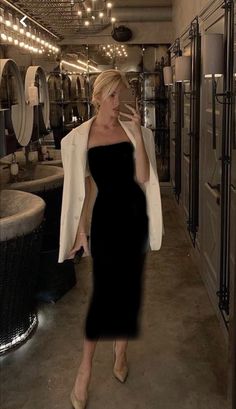 H Cup Outfits, Clothes For Party Night Outfit Ideas, Old Money Night Dress, Minimal Elegant Style, Oficial Outfit Women, Ballet Date Night Outfit, Business Gala Dinner Outfit, Highclass Style, Mini Black Dress Outfit Classy