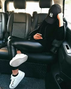 Puppy Photoshoot, Cat Nature, Stile Kendall Jenner, Winter Mode Outfits, Look Legging, Vegan Leather Leggings, Rainy Day Outfit, Casual Fall Outfits