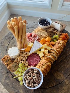 Charcuterie board with salami, prosciutto, green grapes, cheddar cheese, goat cheese, dried apricots Charcuterie Board Meats, Gluten Free Crackers, Decorações Com Comidas, Party Food Buffet, Charcuterie Inspiration, Party Food Platters, Charcuterie And Cheese Board, Charcuterie Recipes, God Mat