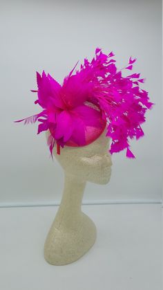 This stunning piece is sure to turn heads with any outfit. Hot Pink Fascinator. Securely by headband and or hair clips. This will be a great way to add elegance to any, bridesmaid, rehearsal dinner, Wedding guest, cocktail party, or church outfit. - Rear Find - Ready to ship - Lightweight - Fast shipping - Customize by adding different color flowers and or feathers Check my store for for styles and colors. etsy.com/shop/hatsandpearls Find more at my website: Www.hatsandpearls.com reach out to me Kentucky Derby Party Attire, Derby Attire, Green Fascinator, Hat Tea Party, Red Hat Ladies, Pink Fascinator, Pink Mask, Hat Wedding, Bridal Hat