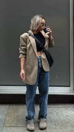 Casual Work Outfits With Birkenstocks, Birkenstock Clogs Street Style, Birkenstock Boston Street Style, Birkenstocks Boston Outfit, Birkenstock Boston Work Outfit, Birkenstock Clog Work Outfit, Birks Boston Outfit, Boston Clogs Outfit Spring, Birken Boston Outfit