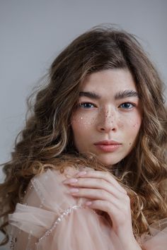 Fake freckles. Gold, silver, rose gold, natural, neon, with flowers, dandelions, with hearts and star freckes — it's a freckles paradise!🌸 Star Freckles, Hobbit Wedding, Alternative Makeup, Gender Envy, Body Glitter