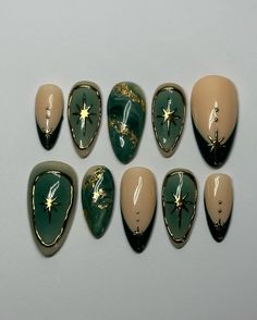 Nails Matching Green Dress, Winter Nails Green And Gold, Phthalo Green Nails, Dark Academia Nail Designs, Forest Green Coffin Acrylic Nails, Halloween Abstract Nails, Green Brown And Gold Nails, Green Gold Nails Acrylic, Dark Green Nails With Gold Flakes