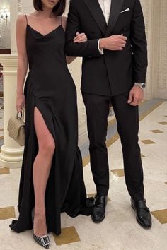 Cute Prom Poses, Prom Poses For Couples, Couple Formal Outfits, Funny Couple Poses, Couples Prom, Party Dress Codes, Poses For Couples, Prom Suit, Girlfriend Surprise