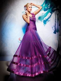 Robe aligne de bal violette en satin et organza enjolivée de ruches et de perles Traditional Prom Dresses, Cheap Bridal Dresses, Bridal Dresses Vintage, Prom Dress Trends, Pink Hats, Indian Wedding Hairstyles, Hollywood Style, Purple Prom Dress, Purple Outfits