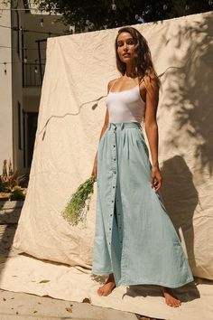 Laid back looks like you in a floppy hat and the PISTOLA Baez Blue Chambray Maxi Skirt! This lightweight woven skirt has light-washed cotton chambray constructing an A-line maxi with belt loops, and silver snaps that button through the front. Rounded front pockets offer that carefree, hands-in-pockets look for the Boho girl in you! Fit: This garment fits true to size. Length: Floor length. Size small measures 40.25" from waist to hem. Waist: Fitted - very fitted at natural waist. Hip: Not Fitted Maxi Skirt Outfit Summer, Skirt Lulus, Boho Chic Fall, Moda Hippie, Chambray Skirt, Maxi Skirt Outfits, Boho Girl, Satin Midi Skirt, Design Textile