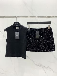 Model Clubbing Outfit, Sparkly Top And Jeans, Nye Fashion Outfit Ideas, Classy Nye Outfit, 20 Birthday Outfit, Sparkly Skirt Outfit, Nye Outfits Parties, New Years Outfits, Sequin Skirt Outfit