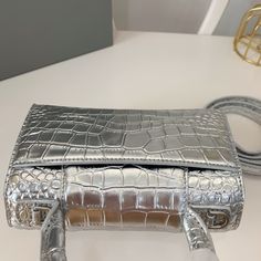 Balenciaga’s seasonal heavyweight Hourglass hourglass bag, the most unique antique silver crocodile pattern/silver buckle is super popular Gold size S: 23x10x15cm, original imported calfskin embossed crocodile top quality, original packaging Dumpling Bag, Lv Purse, Lv Shoes, Gucci Bamboo, Lv Belt, Crocodile Pattern, Lv Handbags, Lv Wallet, Orange Bag