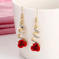 🌹 A Tribute to Vintage Elegance Discover the perfect combination of sophistication and romance with our red rose earrings. Inspired by the timeless beauty of flowers, these jewels captivate with their delicate design and vintage charm. ✨ Dazzling Details Each pair is adorned with sparkling rhinestones that catch the light with every movement. The finishing touch? An elegant teardrop that adds a hint of sophistication to these already exceptional earrings. 💍 Perfect for your Special Moments Whe Pink Glitter Lipstick, Rose Crystal, Womens Earrings Studs, Wedding Party Jewelry, Rose Pendant, Rose Rouge, Big Earrings, Resin Earrings, Party Jewelry