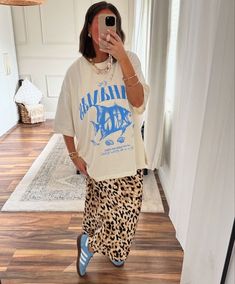 Fall outfit idea trends leopard print animal print cheetah print long skirt  graphic tee women's fashion #fashion #style #outfit #ootd #casualoutfit Styling Leopard Print, Cheetah Print Outfits, Printed Skirt Outfit, Rectangular Face, Leopard Print Outfits, Leopard Print Skirt, Hair Colours, Looks Street Style, Fashion 2024