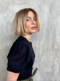 Julianne Hough bob One Length Short Haircut, Short Straight Fine Hair Cuts, Short One Length Hair, Short Bob Styling, French Bob No Bangs, 90’s Bob, 90s Bob Haircut, 90s Short Bob, One Length Bob