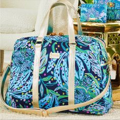 Lilly Pulitzer Weekender Bag In Low Tide Navy Catty Personality Print. Only Taken Out Of The Bag For Pictures. Has Removable And Adjustable Shoulder Strap And Interior Pockets. There’s A Strap On The Back So You Can Put It Over Your Suitcase Handle. Vacation Bag With Luggage Sleeve, Blue Bags With Luggage Sleeve, Lilly Pulitzer Birthday, Travel Wallet Organizer, Cloth Tote Bag, Cooler Tote Bag, Tote Outfit, Weekend Travel Bags, Carry On Suitcase