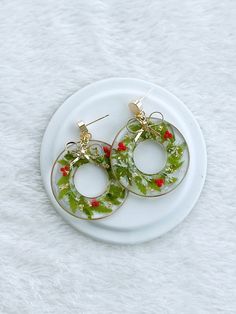 Large Christmas wreath statement earrings, winter earrings, Advent wreath jewelry, Christmas earrings, resin flower earrings Handmade earrings with real, pressed fern and white wild flowers and small red berries in crystal clear synthetic resin / resin / epoxy resin, set in a round setting made of gold-plated brass with a stud closure * Each piece is handmade - the flowers are wildflowers, picked locally and pressed by hand. They are then cast in several layers of resin and placed in a round soc Christmas Resin Earrings, White Wild Flowers, Pressed Fern, Large Christmas Wreath, Golden Bow, Winter Earrings, Advent Wreath, Earrings Resin, Christmas Inspo