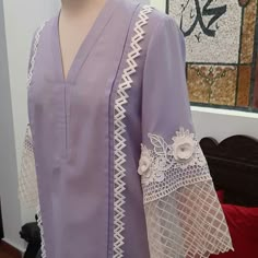 डिजाइनर कपड़े, Kurti Sleeves Design, Lace Suit, Nikkah Dress, Lace Dress Design, Trendy Shirt Designs, Neck Designs For Suits, Kurta Neck Design