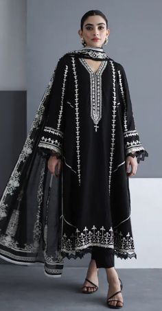 Woman Fashion Casual, Bollywood Outfits, Pakistani Dresses Casual, Salwar Kamiz, Bridal Dress Fashion, Simple Pakistani Dresses