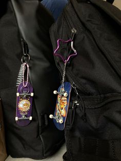 Backpacks With Keychains, Things To Put On Your Keychain, Matching Skateboards, Tech Deck Aesthetic, Skateboard Keychain, Cartoon Tattoo Ideas, Animated Shows, Matching Keychain, Skateboard Aesthetic