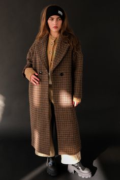 Rita Row Cedar oversize coat with double-breasted button fastening. 40% wool, 40% polyester, 15% polyacrylic, 5% andere fasern. Ethically Made in Portugal. 2206C-AB PIPE AND ROW Rita Row, Oversize Coat, Mom Fall, Knit Headband, Simon Miller, Girl Closet, Oversized Coat, Gifts For Brother, Outerwear Coats