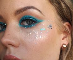 Summer beach vibes #glittermakeup #turquoisemakeup #makeupinspiration Turquoise Glitter Makeup, Turquoise Eye Makeup Aqua Blue, Beach Eyeshadow Look, Beach Festival Makeup, Beach Makeup Ideas, Beach Themed Makeup, Mamma Mia Inspired Makeup, Jellyfish Makeup Ideas