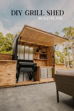 an outdoor bbq is built into the back of a house