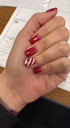 December Dipped Nails, Christmas Gel Nails Simple Short, Christmas Nails Gel Short Simple Red, Dip Nails Christmas Ideas, Simple Red Christmas Nail Designs, Christmas Nails Pink And Red, Classy Christmas Nails Short Square, Christmas Shellac Nails Designs, Candy Cane Nails Short