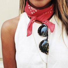 A Thin Pendant That Works With Your Neckerchief Bandana Fashion, Chic Minimalista, Rodeo Style, Outfit Sneakers, Fest Outfits, Moda Chic, Red Bandana, Bandana Scarf, Minimal Chic