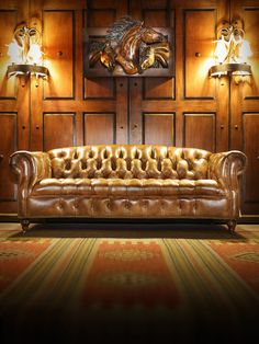 luxurious brown tufted sofa Speakeasy Decor Bar, Home Lounge Room Bar, Chesterfield Leather Sofa, Speakeasy Decor, Bar Nook, Whiskey Lounge, Chesterfield Furniture, Home Spa Room, Whiskey Room