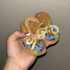 Baby Beaded Moccasins Unisex Size : 2-2.5 ( 3-6months ) Brand New! Handmade Beaded Moccasins Moccasins Is Bless With Sage Open To Reasonable Offers Leather Moccasins Pattern, Beaded Baby Moccasins, Southwestern Christmas Ornaments, Diy Moccasins, Baby Mocs, Beaded Moccasins, Beaded Shoes, Celtic Tree Of Life, Beautiful Beadwork