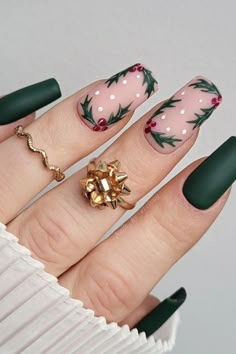 Season Nails Winter, Christmas Nails Vintage, Crismas Nails 2023, 2023 Christmas Nails, Trendy Christmas Nails 2023, Christmas Nails 2023 Trends, Green Glitter Christmas Nails, Spooky Christmas Nails, Simple Grinch Nails