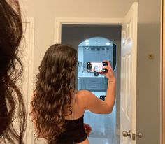 Pretty Wavy Hair Natural, Natural Brown Wavy Hair, 2b Hair With Curtain Bangs, 2c Hair Aesthetic, Natural Wavy Brown Hair, Medium Length Brown Wavy Hair, Loose Wavy Perm, Wavy Cuts With Layers, Side Wavy Hair