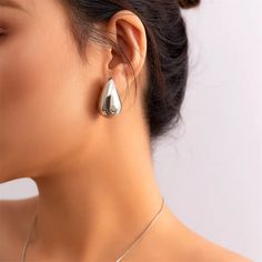 These elegant Waterdrop Earrings are beautifully crafted from gold-plated metal. Their unique waterdrop-shaped design adds a sophisticated touch to any outfit. Perfect for special occasions or everyday wear. Chains Aesthetic, Timeless Earrings, Ear Earrings, Estilo Punk, Trendy Necklaces, Metal Earrings, Water Drop, Earring Backs, Shine Bright