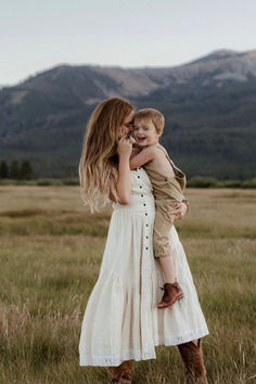 These family photos 🌾🌿⛰️ Kailani looking radiant with her family wearing the Cream Claudette Dress. Happy Friday! Photos @jodilynnphotography @little_bear_photography