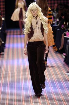 2005 Fashion, October Fashion, High Fashion Runway, 90s Runway Fashion, Thrift Fashion, Fashion Design Clothes, 가을 패션, Fashion Line, Outfit Inspo Fall