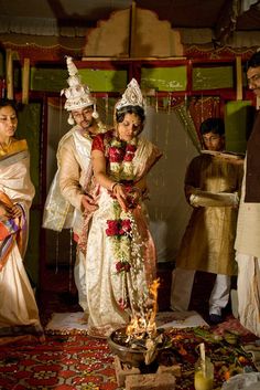 Bengali wedding - bride and groom Bengali Tradition, Kolkata Art, Beer Types, Bengali Culture, Vintage Groom, Bengali Bridal Makeup, Indian Wedding Bride, Groom Photoshoot, Bridal Chura