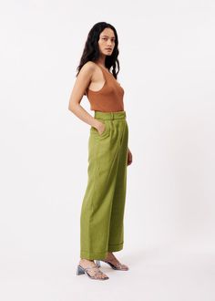 A basic for your wardrobe for all seasons! The Elona top available in several colors, combine it with straight cut pants, a skirt or shorts, it is ideal in all circumstances. Spring Workwear Tops With High Waist, Chic Solid Straight Hem Bottoms, Chic Solid Bottoms With Straight Hem, Green Linen Bottoms For Fall, Spring Wide Leg Pants With Straight Hem, Versatile Green Summer Pants, Chic Straight Hem Bottoms For Spring, Chic Spring Bottoms With Straight Hem, Versatile Summer Pants With Straight Hem