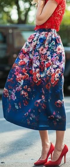 Floral Maxi Skirt With Red Pumps Floral Maxi Skirt, Fashion Mode, Floral Maxi, Beautiful Outfits, Passion For Fashion, Modest Fashion, Pretty Outfits, Spring Summer Fashion