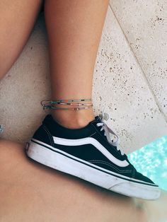 Ribbon Highlights, Surfer Look, Cute Friendship, Leather Anklets, 80s Girl, Womens Ankle Bracelets, Sneaker Trend, Sneaker Outfits, Boho Festival Fashion