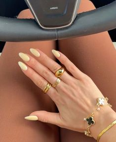 19 Best Butter Yellow Manicure Ideas to Inspire Your Perfect Spring Nails in 2024 — ASHLINA KAPOSTA Gel French Manicure, Kutek Disney, Nails Yellow, Summery Nails, Makijaż Smokey Eye, Summer Yellow, Sunny Afternoon, Summer Nails Colors, Neutral Nails