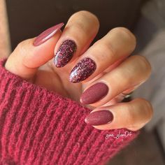 Top Fall Nail Colors 2024, Fall Nails With Glitter Accent, Round Dip Nails Fall, Short Almond Dip Nails Fall, Christmas Nails Dip Almond, Almond Dip Nails Winter, October Nails Almond Shape, December Nails Almond Shape, Burgundy Dip Powder Nails