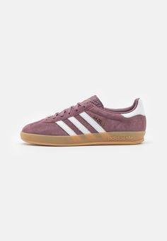 adidas Originals GAZELLE INDOOR - Sneakers laag - shadow fig/footwear white Purple Gazelle Adidas Outfit, Purple Gazelle, Adidas Suede, Adidas Gazelle Indoor, Adidas Originals Gazelle, Suede Trainers, Adidas Originals Women, Adidas Gazelle, Dolce & Gabbana