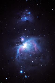 an image of two stars in the sky with blue and red colors on them,