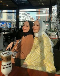 Cute Modeling Poses, Muslimah Fashion Casual, Rich Women Lifestyle, Bff Poses, Sisters Photoshoot, Head Scarf Styles, Casual College Outfits, Casual Hijab Outfit